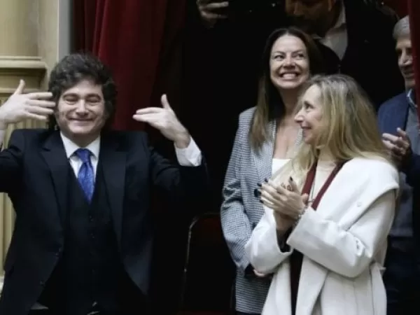 Milei les grit&oacute; "chorros" y "corruptos" a los periodistas que le preguntaron por Adorni