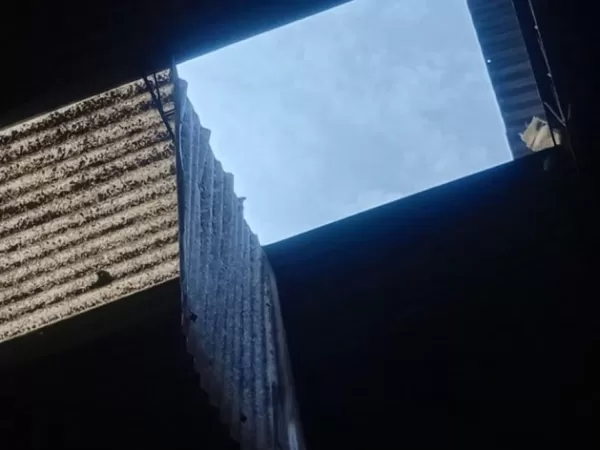 Cedi&oacute; una chapa y un obrero muri&oacute; al caer del techo