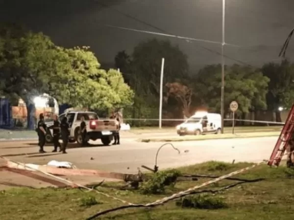 Muri&oacute; una motociclista tras la ca&iacute;da de un poste de luz