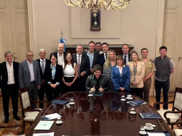 Con un decreto y sin especificar el monto, el Gobierno les aument&oacute; el sueldo a los funcionarios