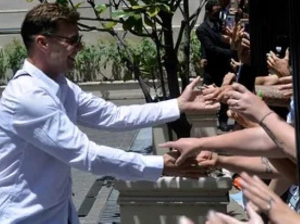 Ricky Martin saludó a los fans que se acercaron a verlo al hotel