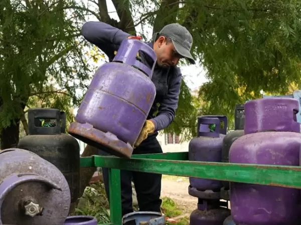 El Municipio realiz&oacute; un operativo de recarga de garrafas a precio accesible en El Jag&uuml;el