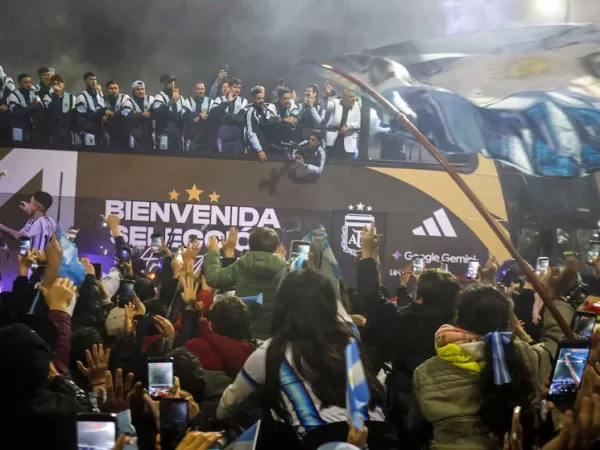 Una multitud recibi&oacute; a la Selecci&oacute;n Argentina