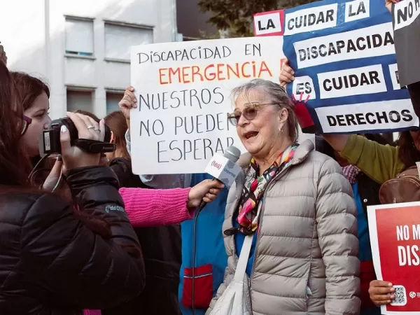 Terapeutas y familiares de personas con discapacidad se manifestaron frente al Ministerio de Salud