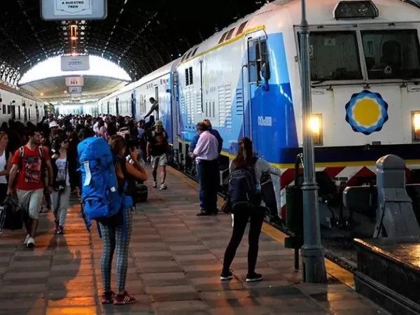 Los servicios al interior cayeron a la mitad con Milei