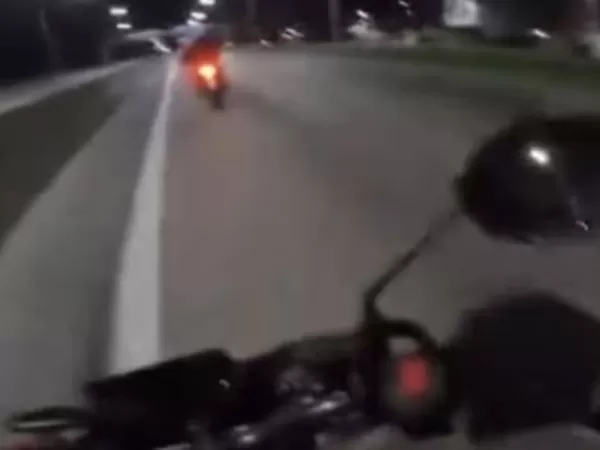 En segundos, un ladr&oacute;n rob&oacute; una moto que iba a 100 km/h y todo qued&oacute; grabado en el casco de la v&iacute;ctima