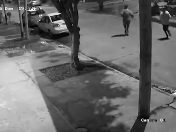 Un chofer de aplicaci&oacute;n fue apu&ntilde;alado y pelea por su vida