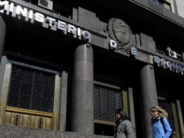 El Gobierno fusion&oacute; dos secretar&iacute;as clave de Econom&iacute;a: quedan bajo control de un funcionario cercano a Caputo