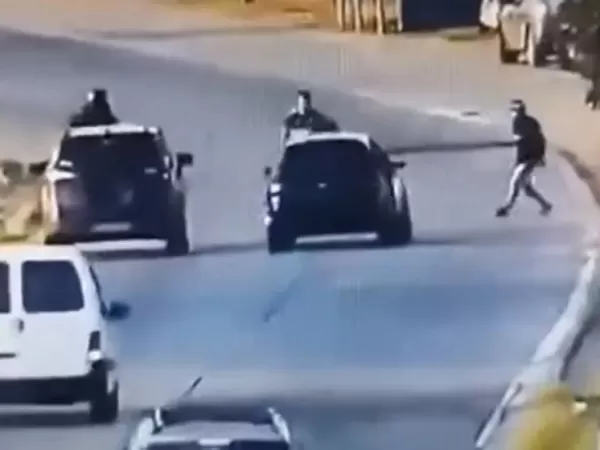 Una polic&iacute;a atropell&oacute; a un delincuente que intent&oacute; robar a un motociclista