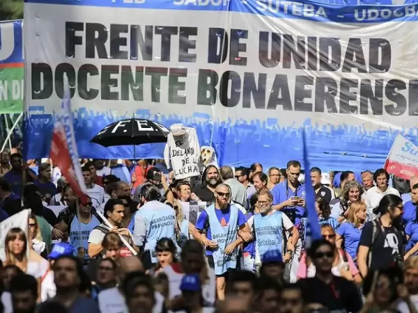 Docentes bonaerenses piden que se les adelante el pago del sueldo
