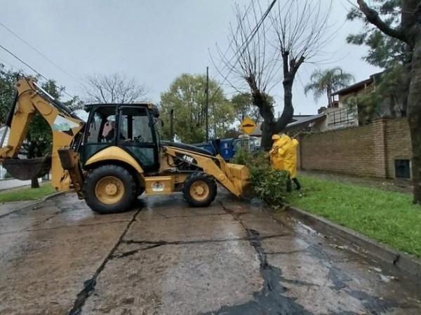 Tras las fuertes lluvias, el municipio pone en marcha trabajos de limpieza y saneamiento en los barrios del distrito