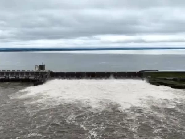 La central de Yacyret&aacute; abri&oacute; sus compuertas despu&eacute;s de tres a&ntilde;os por la crecida de los r&iacute;os