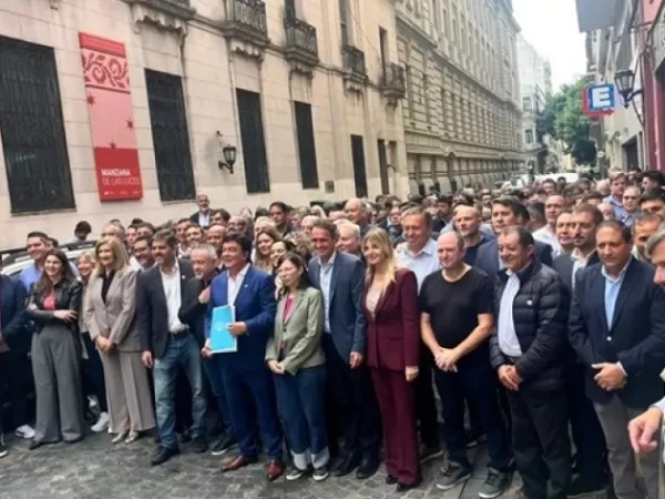 Pettovello dej&oacute; plantados a los intendentes que fueron a Capital Humano a reclamar fondos