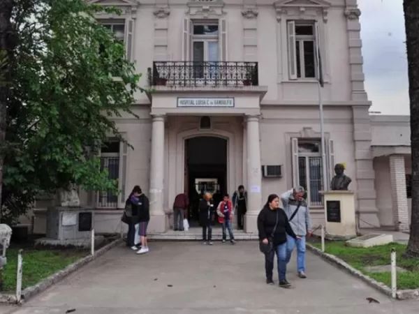 Trabajadores del Hospital Gandulfo protestan por nuevos despidos