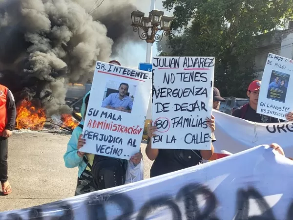 Denuncian a Juli&aacute;n &Aacute;lvarez por la represi&oacute;n a 80 trabajadores municipales despedidos