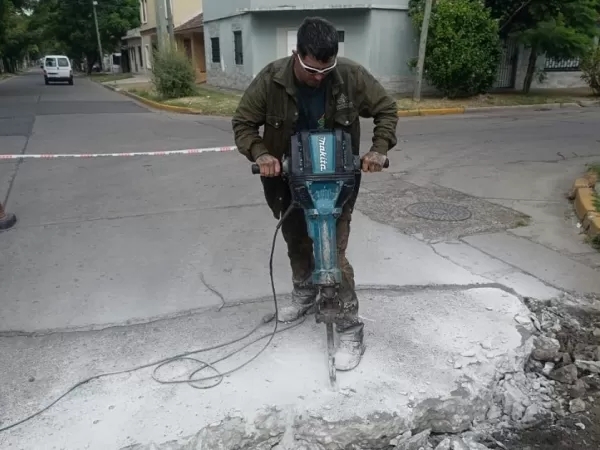 Contin&uacute;an las obras de bacheo en Luis Guill&oacute;n