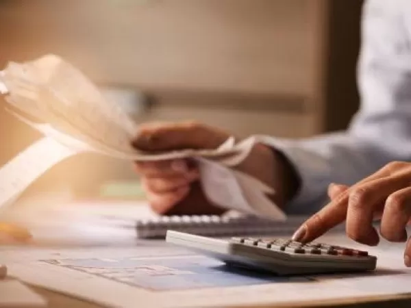 Familias endeudadas: los impuestos representan casi el 30% del costo de los pr&eacute;stamos personales y las tarjetas de cr&eacute;dito