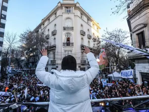 La Justicia reprendi&oacute; a Cristina Kirchner por violar sus condiciones de detenci&oacute;n y amenaza con revocar su arresto domiciliario
