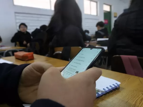 Ya rige la prohibici&oacute;n de usar celulares en las escuelas