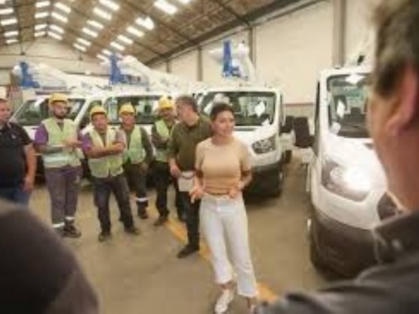 Mendoza encabezó la presentación de 5 nuevas camionetas para el área de alumbrado público