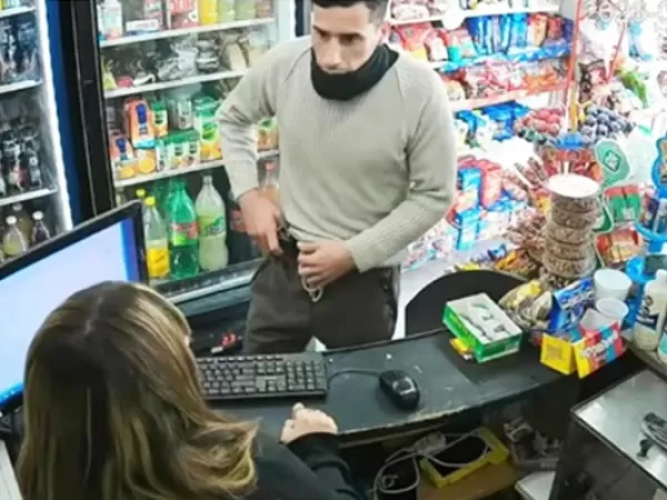 Un polic&iacute;a fue detenido acusado de asaltar un kiosco