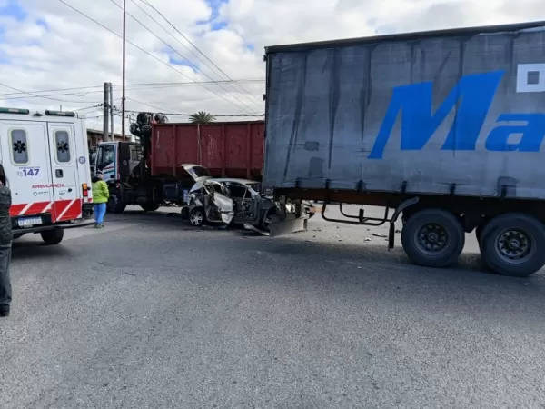 Un auto qued&oacute; aplastado entre dos camiones