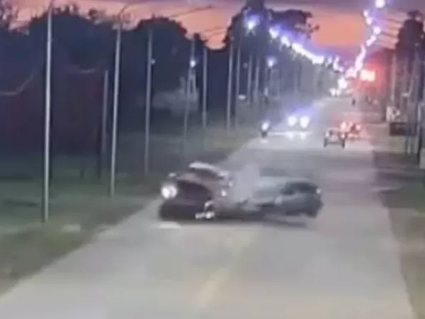 Perdi&oacute; el control de su auto, se cruz&oacute; de carril y choc&oacute; de frente con una camioneta