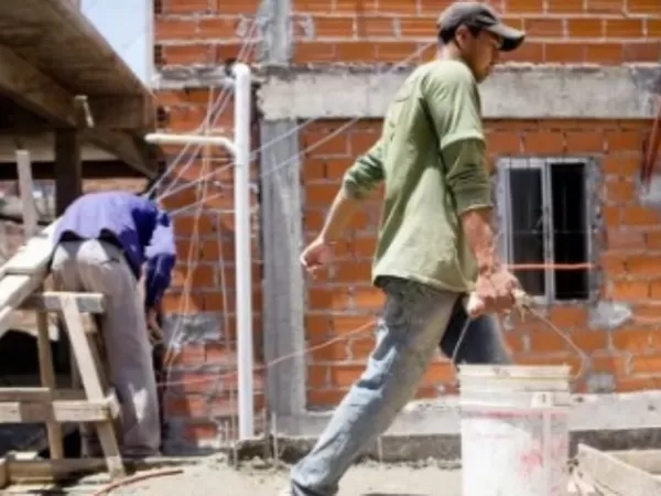 La informalidad laboral creci&oacute; a 43,2% en 2025