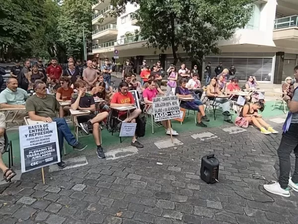 Docentes universitarios dieron clases p&uacute;blicas frente al departamento de Manuel Adorni en Caballito