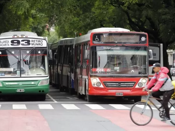 Las empresas de colectivos reclamaron por la suba del gasoil: amenazan con seguir reduciendo servicios