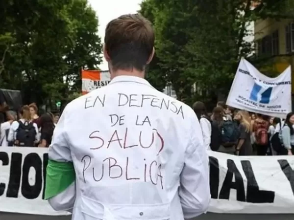 Sindicatos y trabajadores de la salud marchan desde el ministerio hacia Plaza de Mayo en reclamo de m&aacute;s fondos