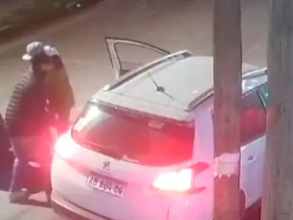 Un polic&iacute;a de franco se tirote&oacute; con delincuentes que intentaron robarle el auto