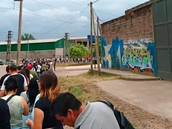 Diez cuadras de cola y miles de curr&iacute;culums: una postal de la crisis laboral