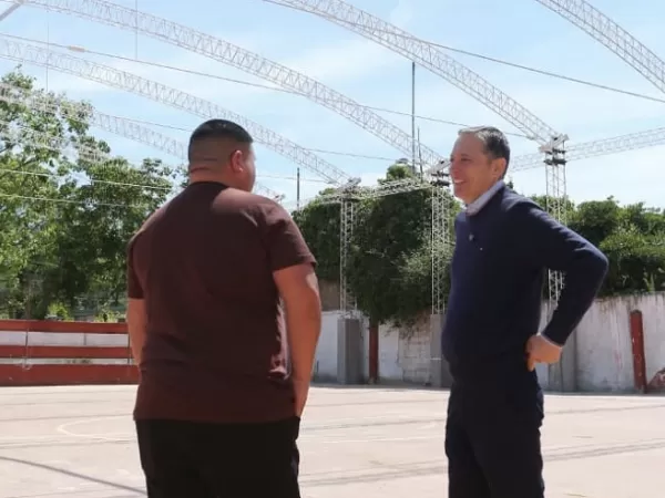 Gray supervisó el avance de la obra de construcción del techo parabólico en el Club Santa Catalina
