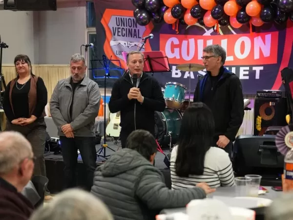 Gray particip&oacute; del 75&deg; aniversario del Club Uni&oacute;n Vecinal de Luis Guill&oacute;n