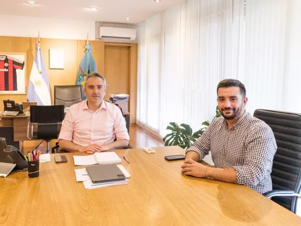 Agust&iacute;n Balladares con funcionarios bonaerenses por Lan&uacute;s