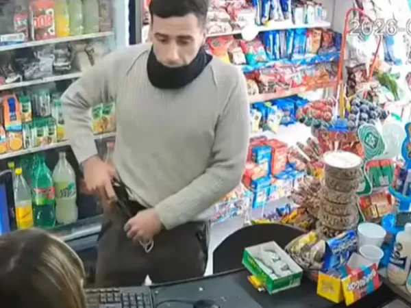 Un delincuente rob&oacute; un kiosco y los vecinos aseguran que es polic&iacute;a