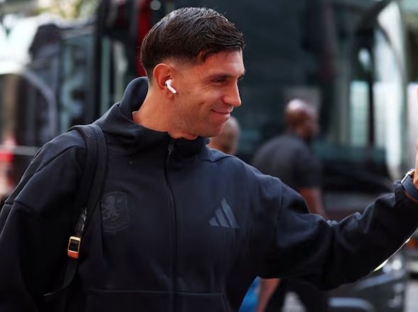 Dibu Martínez llegó al país para sumarse a la Selección y no habló tras su frustrado pase al Manchester United
