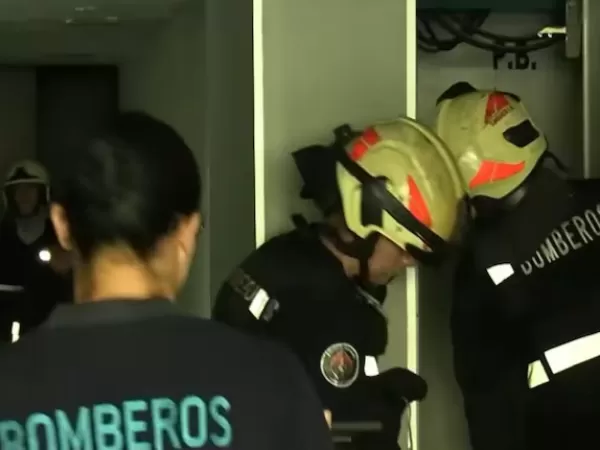 Una mujer quedó atrapada en un ascensor y fue rescatada por los Bomberos
