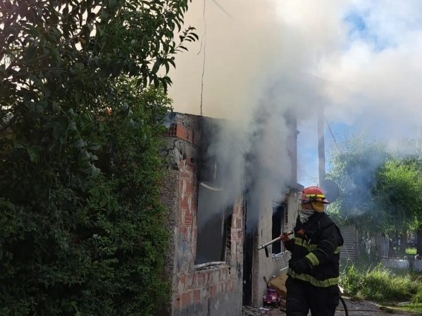 Vecinos incendiaron una casa, le pegaron a policías y destrozaron un patrullero