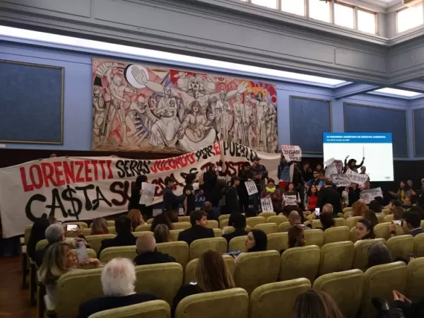 Escracharon a Lorenzetti en la UBA y tuvo que suspender una charla