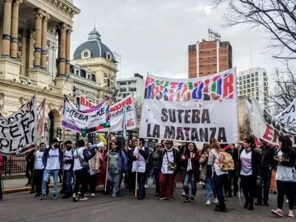 Paro docente por salarios bajos, violencia e interna gremial