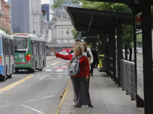 La cantidad de colectivos se redujo hasta 30% en el AMBA por la suba del gasoil