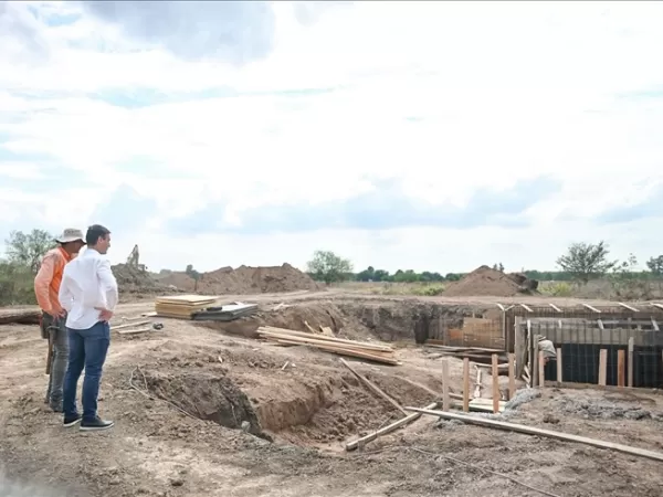 Contin&uacute;a la construcci&oacute;n de un puente en San Jos&eacute;