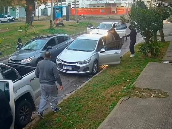 Les robaron dos autos y un padre logr&oacute; rescatar a sus hijas