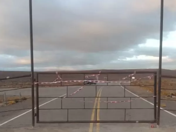 Un terrateniente cort&oacute; una ruta provincial en Chubut con una tranquera de metal