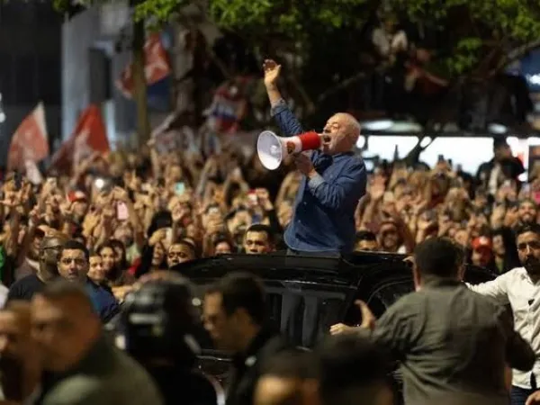 Miles de brasile&ntilde;os salieron a las calles para celebrar la reelecci&oacute;n de Lula