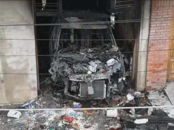 Un incendio en una casa provocó la explosión de un auto y un hombre está grave