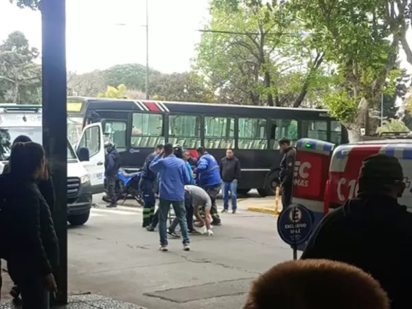 Un colectivo atropell&oacute; a dos mujeres