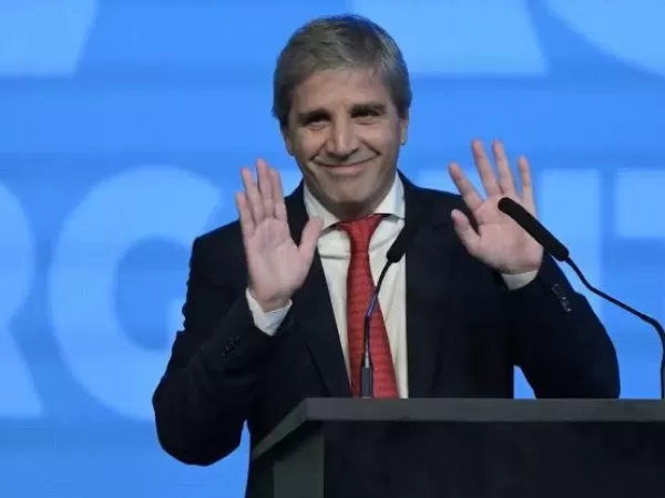 Luis Caputo calific&oacute; de "tarados" a quienes reclaman cuidar la industria